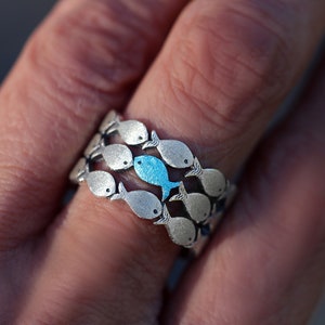 Nager à contre-courant. Bague DAINTY en argent sterling. Banc de poissons dont un bleu turquoise nageant en amont. Cadeau pour elle. image 9