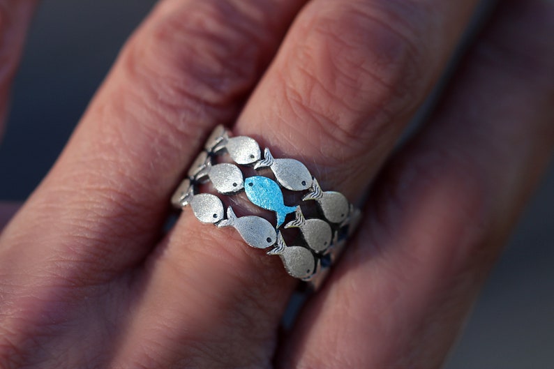 Nager à contre-courant. Bague DAINTY en argent sterling. Banc de poissons dont un bleu turquoise nageant en amont. Cadeau pour elle. image 9