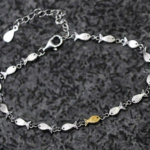 Bracelet en argent nage à contre-courant. Banc de poissons dont un émaillé doré nageant en amont. Bijoux uniques pour elle. image 2