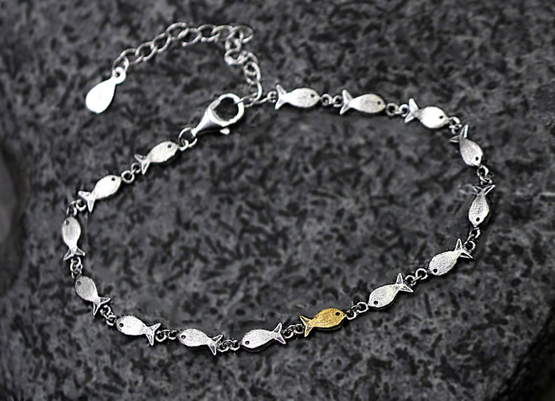 Swimming against the current silver bracelet. School of fish with one golden enameled swimming upstream. Unique jewelry for her. zdjęcie 2