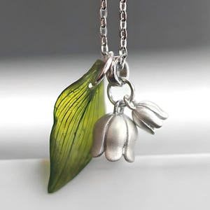 Collar de plata 925 con lirio de los valles y hoja auténtica en resina. Un collar botánico floral único para ella.