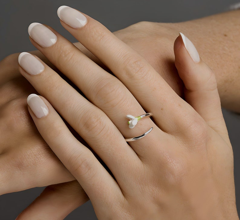 Anillo de campanilla de plata de ley. Delicado anillo retorcido con flor de esmalte blanco y verde. imagen 7