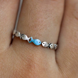 Nager à contre-courant. Bague DAINTY en argent sterling. Banc de poissons dont un bleu turquoise nageant en amont. Cadeau pour elle. image 4