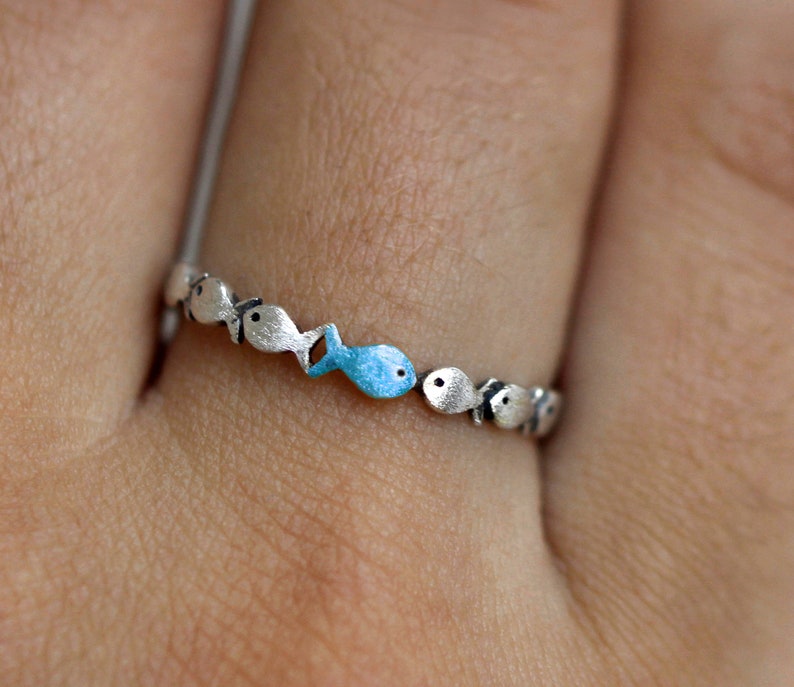 Nager à contre-courant. Bague DAINTY en argent sterling. Banc de poissons dont un bleu turquoise nageant en amont. Cadeau pour elle. image 4