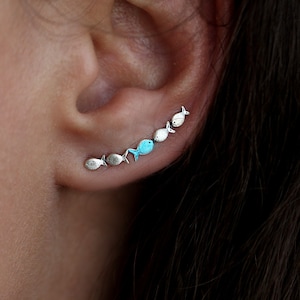 Nager à contre-courant. Bague DAINTY en argent sterling. Banc de poissons dont un bleu turquoise nageant en amont. Cadeau pour elle. image 8