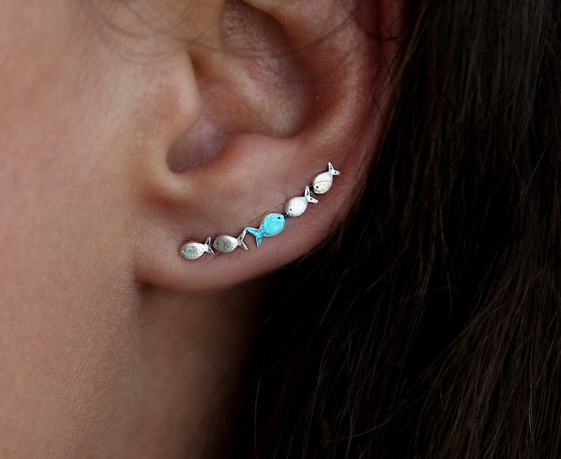 Nager à contre-courant. Bague DAINTY en argent sterling. Banc de poissons dont un bleu turquoise nageant en amont. Cadeau pour elle. image 8