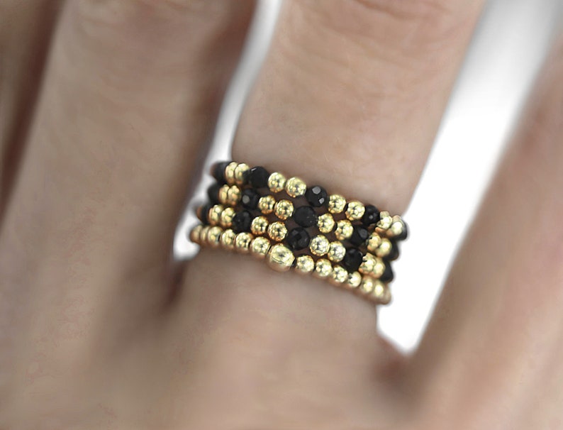 Anillo o pulsera 2 en 1. Pulsera o anillo elástico de plata de primera ley bañado en oro real con cuentas de ágata negra. Idea de regalo única para mujeres. imagen 2