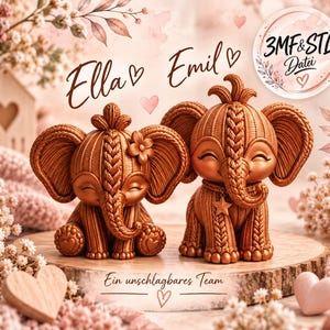 Op de afbeelding: Twee koperkleurige olifantbeeldjes met een gebreid textuurpatroon. De ene olifant zit en de andere staat, beide met gevlochten slurf en gesloten ogen. De tekst "Ella", "Emil", "3MF & STL Datei" en "Ein unschlagbares Team" is zichtbaar.