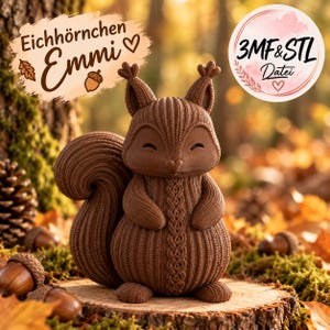Puede incluir: Una figura de ardilla marrón con un patrón de punto texturizado en el cuerpo. El texto "Eichhörnchen Emmi" y "3MF & STL Datei" es visible en la imagen. La ardilla tiene una cola grande y curva y una cara sonriente con los ojos cerrados.