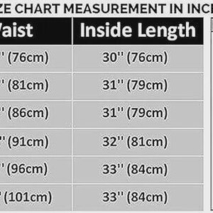 K&ouml;nnte beinhalten: Eine Gr&ouml;&szlig;entabelle f&uuml;r Hosen mit Ma&szlig;en in Zoll und Zentimetern. Die Tabelle enth&auml;lt Bund- und Innenbeinl&auml;ngen f&uuml;r die Gr&ouml;&szlig;en XS bis 2XL. Eine Abbildung zeigt, wie man Bund und Innenbein misst. F&uuml;r Herrenhosen.