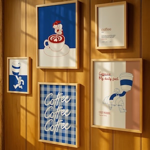 Puede incluir: Una colección de láminas artísticas enmarcadas con temática de café. Las láminas presentan ilustraciones de tazas de café, granos de café y texto, incluyendo "Coffee" y "Caffeine: My daily fuel". Los marcos son de madera clara y el fondo es una pared de paneles de madera.