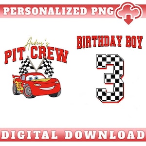 Può includere: Download digitale con un'auto da corsa rossa con la scritta "Anders's Pit Crew" e bandiere a scacchi. Include anche un numero 3 a scacchi con le parole "Birthday Boy". Sono presenti anche le parole "PNG personalizzato" e "Download digitale".