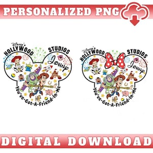 Puede incluir: Dos diseños temáticos de Disney con orejas de Mickey Mouse y personajes de Toy Story. Un diseño tiene un lazo rojo, el otro no. Ambos incluyen el texto "Disney's Hollywood Studios" y "You've Got A Friend In Me". También está presente el texto "PERSONALIZED PNG" y "DIGITAL DOWNLOAD".