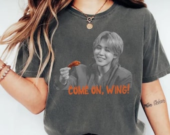 Willkommen auf Flügel Hot Ones Jin Comfort Farben Shirt, BTS 2.0 Arirang T-Shirt, Jin TShirt, Vintage Jin Kult Armee Fan Grafik T-Shirt