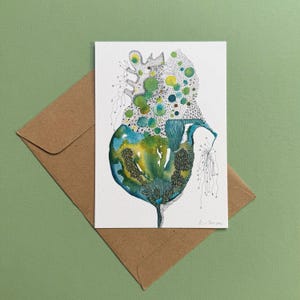 Può includere: Biglietto d'arte ad acquerello con un design botanico astratto nei toni del verde, blu e giallo, con dettagli in inchiostro nero. Il biglietto è posto su una busta marrone, su sfondo verde.