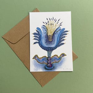 Peut inclure: Une carte de vœux rectangulaire présentant une illustration à l'aquarelle d'une fleur bleue stylisée avec des étamines dorées et deux figures en forme d'oiseaux à la base. L'œuvre inclut des motifs de points et la signature M. O'Brien 2024.