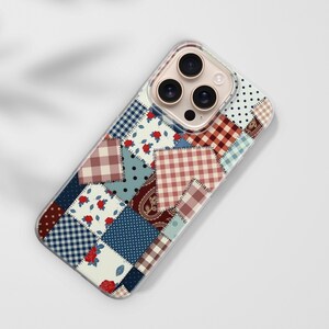 Op de afbeelding: Transparante telefoonhoes met een patchwork-ontwerp. De hoes heeft een verscheidenheid aan stofpatronen, waaronder ruitjes, stippen en bloemenprints in tinten rood, blauw en beige. De cameralenzen van de telefoon zijn zichtbaar.