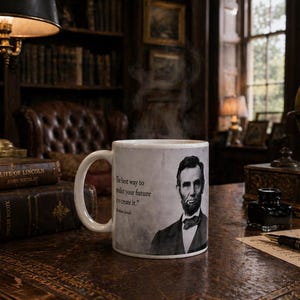 Taza con cita de Abraham Lincoln: “La mejor manera de predecir tu futuro es creándolo” – Diseño inspirador en blanco y negro, taza de cerámica de 325 ml.