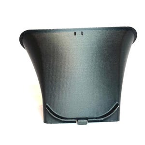 以下が含まれることがあります： 黒色の漏斗型のオブジェクトで、表面はざらざらしています。上部に幅広の湾曲した開口部があり、下部に狭い湾曲した開口部があります。上端近くに2つの小さな長方形の穴が見えます。オブジェクトはプラスチック製のように見えます。