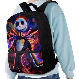 Puede incluir: Una mochila negra con un estampado gr&aacute;fico vibrante y colorido de un personaje esquel&eacute;tico con una amplia sonrisa. El dise&ntilde;o incluye patrones de remolinos en tonos rojos, naranjas, azules y morados alrededor de la figura, con correas negras y malla.