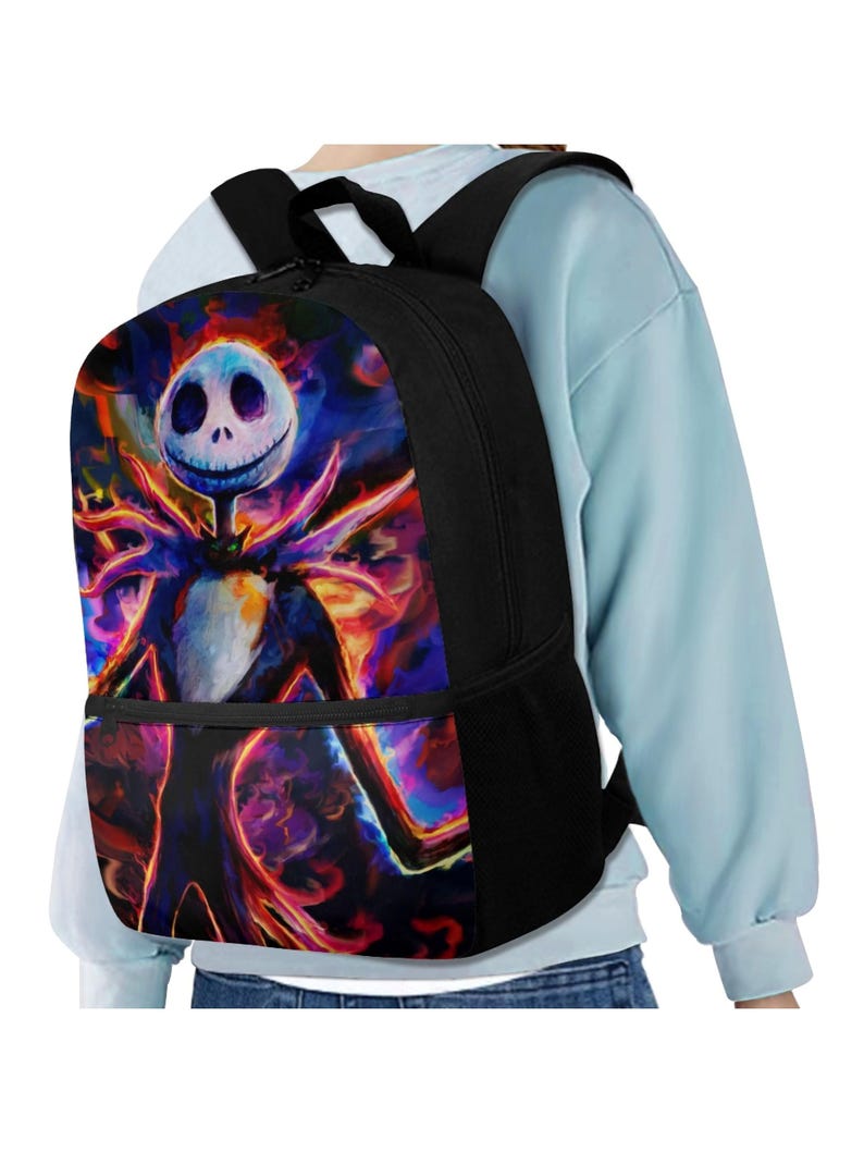 Puede incluir: Una mochila negra con un estampado gr&aacute;fico vibrante y colorido de un personaje esquel&eacute;tico con una amplia sonrisa. El dise&ntilde;o incluye patrones de remolinos en tonos rojos, naranjas, azules y morados alrededor de la figura, con correas negras y malla.
