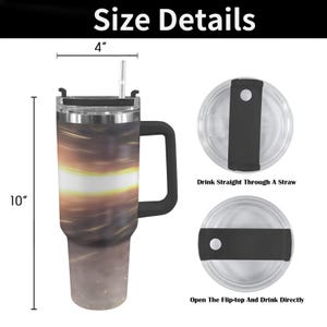 K&ouml;nnte beinhalten: Ein Reisebecher aus Edelstahl mit schwarzem Griff und Deckel. Der Becher hat ein wirbelndes orange-braunes Design. Er ist 25,4 cm hoch und 10,16 cm breit. Der Deckel hat eine Klapp&ouml;ffnung und einen Strohhalm.