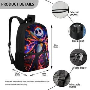Puede incluir: Una mochila negra con un gr&aacute;fico colorido de un personaje esquel&eacute;tico. Las dimensiones son 44 cm de alto, 28 cm de ancho y 13 cm de profundidad. Incluye un bolsillo externo, un bolsillo lateral, una cremallera doble y una hebilla ajustable.