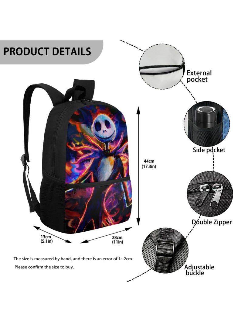 Puede incluir: Una mochila negra con un gr&aacute;fico colorido de un personaje esquel&eacute;tico. Las dimensiones son 44 cm de alto, 28 cm de ancho y 13 cm de profundidad. Incluye un bolsillo externo, un bolsillo lateral, una cremallera doble y una hebilla ajustable.