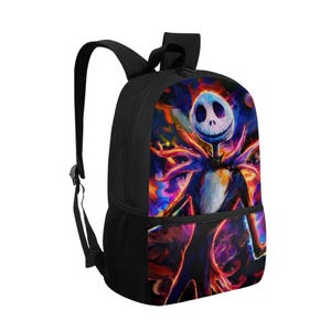Puede incluir: Una mochila negra con un estampado gr&aacute;fico vibrante y colorido de un personaje esquel&eacute;tico con cabeza redonda blanca y una amplia sonrisa. El dise&ntilde;o incluye patrones arremolinados de rojo, naranja, morado y azul alrededor de la figura.