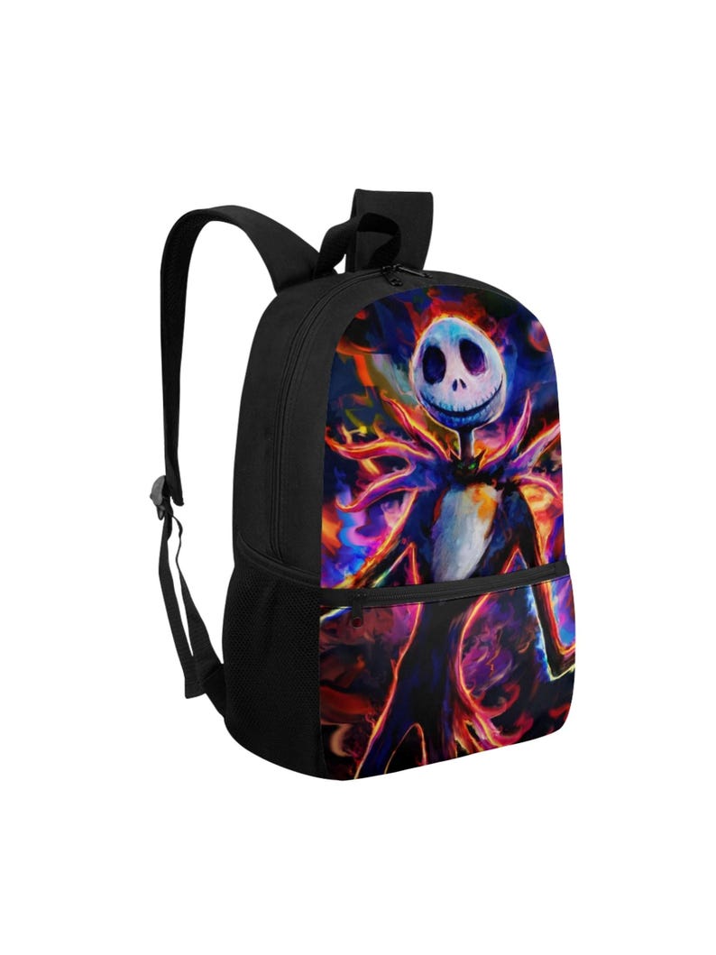 Puede incluir: Una mochila negra con un estampado gr&aacute;fico vibrante y colorido de un personaje esquel&eacute;tico con cabeza redonda blanca y una amplia sonrisa. El dise&ntilde;o incluye patrones arremolinados de rojo, naranja, morado y azul alrededor de la figura.