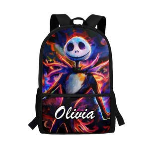 Puede incluir: Una mochila negra con un gr&aacute;fico vibrante y colorido de un personaje esquel&eacute;tico con una cabeza grande y redonda y un traje. El dise&ntilde;o incluye patrones de remolinos en rojo, morado y azul. El nombre Olivia est&aacute; impreso en blanco en el bolsillo.