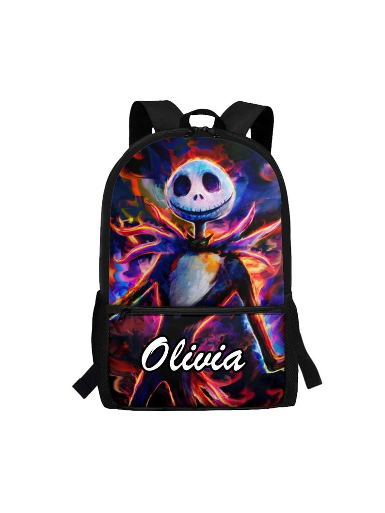 Puede incluir: Una mochila negra con un gr&aacute;fico vibrante y colorido de un personaje esquel&eacute;tico con una cabeza grande y redonda y un traje. El dise&ntilde;o incluye patrones de remolinos en rojo, morado y azul. El nombre Olivia est&aacute; impreso en blanco en el bolsillo.