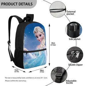 Puede incluir: Una mochila negra con un gr&aacute;fico de un personaje rubio con vestido azul. Las dimensiones son 44 cm de alto, 28 cm de ancho y 13 cm de profundidad. Incluye un bolsillo externo, un bolsillo lateral, cremallera doble y una hebilla ajustable.