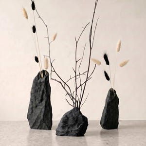 Vasen-Set in schwarzer Steinoptik | Skulpturale Steinvasen | Japandi-Dekor | Moderne, organische Wohndekoration | Wabi-Sabi-Dekorvasen