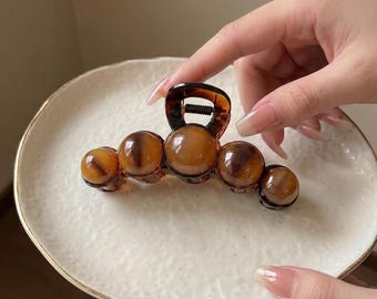 Presilha de cabelo em acrílico com efeito tartaruga | Presilha grande com acabamento perolado | Acessório de cabelo elegante e minimalista | Ideal para penteados de trabalho, encontros, festas e ocasiões especiais