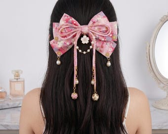 Presilha de cabelo com flor de cerejeira | Acessório de cabelo com borla de pérolas e flores | Presilha de cabelo para presentear.