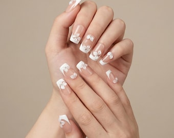 Unhas postiças francesas feitas à mão | Conjunto de strass com flores brancas