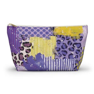 Op de afbeelding: Een rechthoekige make-uptas met een kleurrijk abstract ontwerp. De tas heeft een gouden rits en een patchworkpatroon van paarse, gele en witte vormen, waaronder strepen, stippen en een luipaardprint.