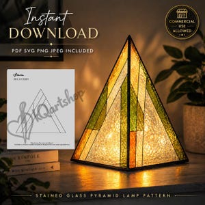 Könnte beinhalten: Eine pyramidenförmige Buntglaslampe, die ein warmes Licht ausstrahlt, mit einem geometrischen Design in Gelb-, Grün- und Orangetönen. Die Lampe ist beleuchtet und zeigt die detaillierten Muster. Das Bild enthält auch eine Vorlage und den Text "Instant Download".