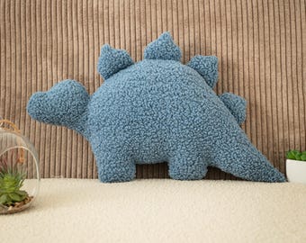 Almohada de dinosaurio Stegosaurus hecha a mano en 25 colores, regalo para amantes de los dinosaurios, decoración infantil, almohada de dinosaurio Boucle, 14.5 pulgadas de alto