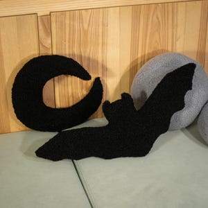Almohada de murciélago gótico: decoración mística hecha a mano