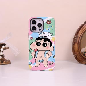 Pode incluir: Capa de telefone colorida com um personagem de desenho animado e uma ovelha branca na cabeça. A capa tem um fundo pastel com corações, flores e as palavras "Lucky Honey". A capa tem um recorte para a câmera.