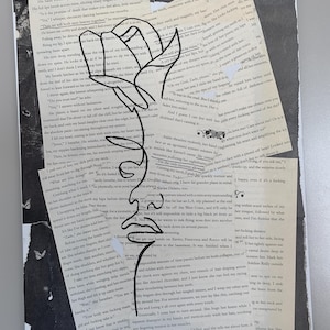 Könnte beinhalten: Ein Collage-Kunstwerk mit einer schwarzen Tuschezeichnung einer einzelnen Blume, die über überlappenden Seiten mit gedrucktem Buchtext liegt. Der Hintergrund besteht aus dunklen, strukturierten Papierelementen, die eine geschichtete Komposition bilden.