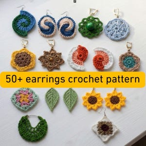 Könnte beinhalten: Eine Sammlung handgefertigter Häkelohrringe in verschiedenen Designs und Farben, darunter Spiralen, Blumen und Blätter. Der Text "50+ earrings crochet pattern" ist enthalten.