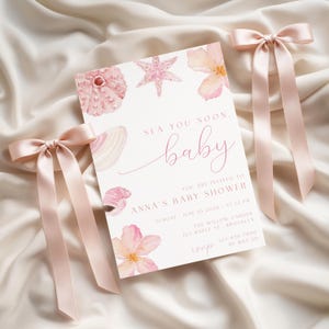 Invitación para baby shower "Sea You Soon", temática floral de conchas marinas rosas playeras, plantilla editable, d69l