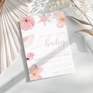 Zaproszenie na baby shower „Sea You Soon”, motyw kwiatowy z różową muszlą, szablon do edycji, d69l