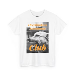 Camiseta del Club de Pensadores Anónimos / Retrato de perro, texto retro naranja