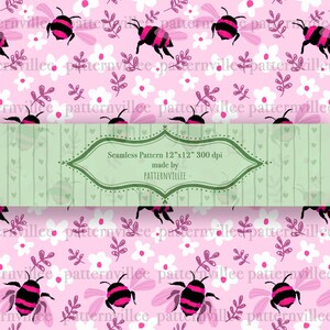 Pode incluir: Padrão sem costura com abelhas rosa e pretas, flores brancas e folhas roxas sobre um fundo rosa claro. O padrão inclui o texto "Seamless Pattern 12"x12" 300 dpi" e "made by PATTERNVILLEE" em uma moldura verde.