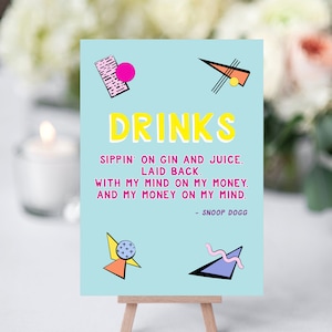 Peut inclure: Une pancarte bleu clair avec un motif géométrique jaune et le texte "DRINKS" en jaune. La pancarte contient une citation en texte noir : "SIPPIN' ON GIN AND JUICE. LAID BACK. WITH MY MIND ON MY MONEY, AND MY MONEY ON MY MIND." - SNOOP DOGG