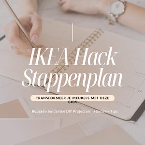 Puede incluir: Un cuaderno abierto con el texto "IKEA Hack Stappenplan" sobre una superficie blanca. La imagen incluye el texto "TRANSFORMEER JE MEUBELS MET DEZE GIDS" y "Budgetvriendelijke DIY Projecten | HomeFix Tips". Una mano sostiene un bolígrafo.